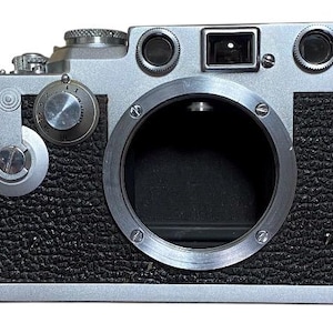 Op de afbeelding: Een rustiek houten bord met de tekst "Welcome to our home" in witte letters. Het bord heeft een verweerde afwerking en een eenvoudig, uitnodigend ontwerp, ideaal voor een veranda of entree.