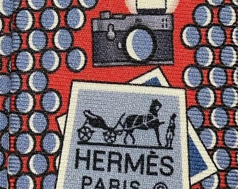 Hermes 645771 HA corbata azul claro “paparazzi” 100% seda nueva en caja con etiquetas de cuidado