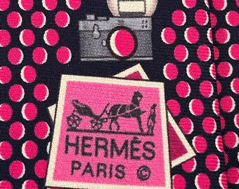 Hermes 645771 HA light magenta “paparazzi” 100% silk tie new in box with care tags