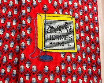 HERMES 646108 FA Corbata de seda con estampado "micrófono" rojo Nuevo sin etiqueta