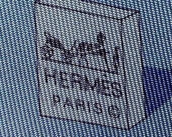HERMES 6379 IA 100% zijden lichtblauwe stropdas, nieuw met labels.
