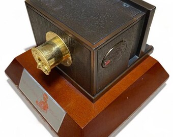 Miniatuur Giroux daguerreotype camera tentoongesteld door JCII