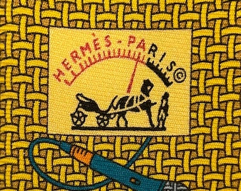 HERMES 645868 SA Corbata de seda con estampado "Micrófono" Amarillo Marino Nuevo con defecto