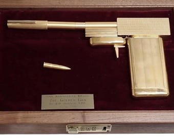 Zeldzame S.D. Studio 20e jubileum James Bond gouden pistool rekwisiet met koffer. Wow!