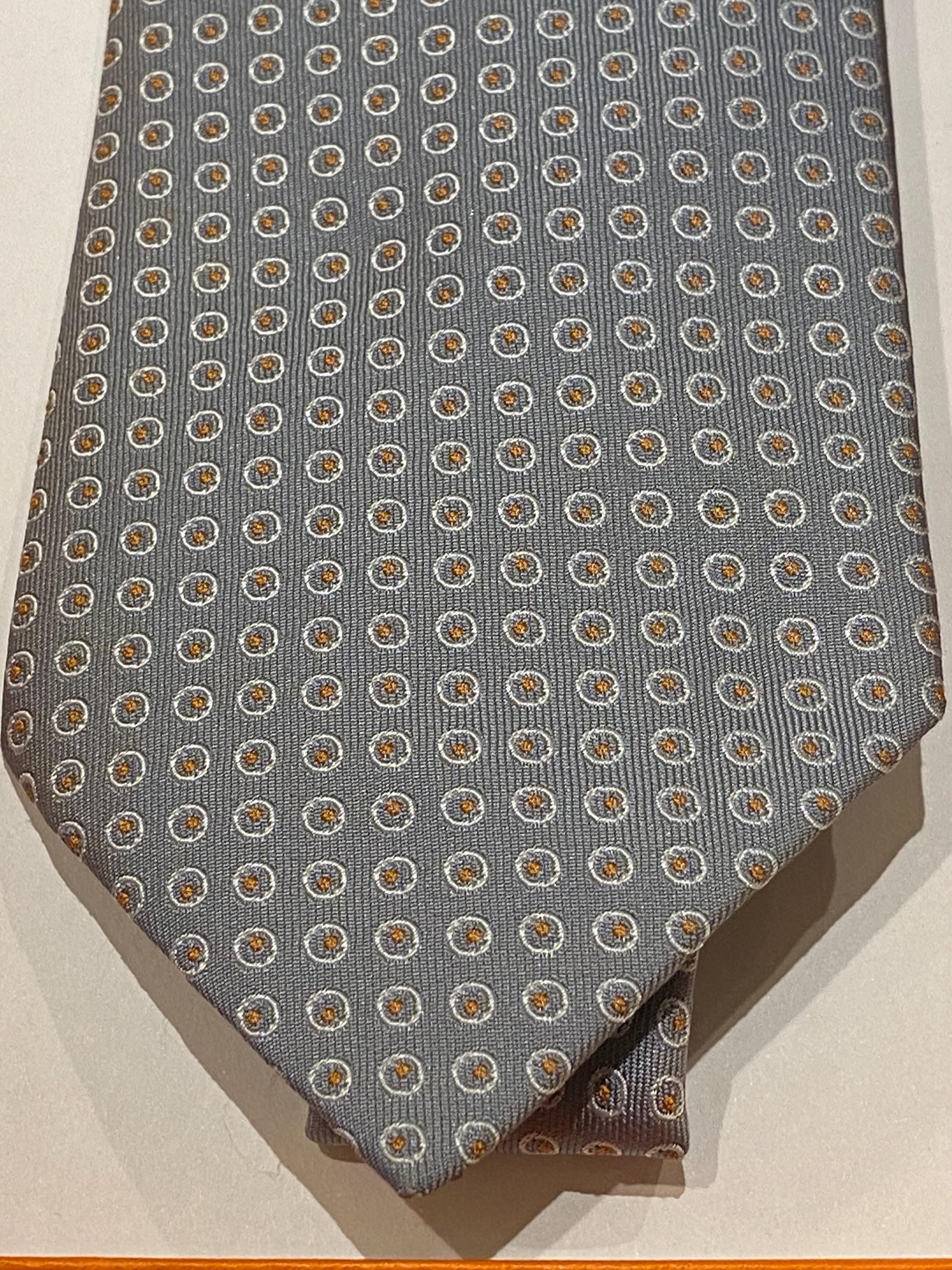 新品✨エルメス　HERMES ネクタイ　シルク100％　タグ付き　ダークグレー 新品✨エルメス HERMES ネクタイ シルク100％ タグ付き ダークグレー