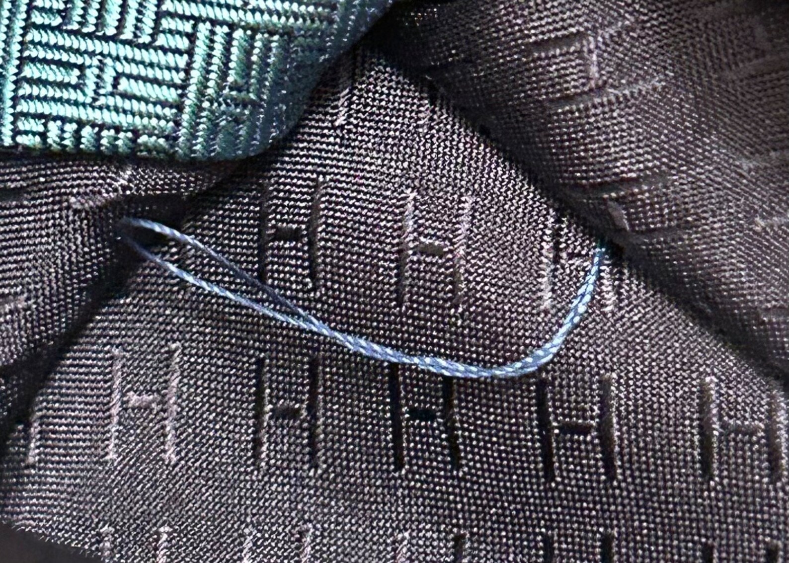 Cravate Hermès Soie – Motif « Verrouillage » – Rouge – Neuve Sans étiquette
