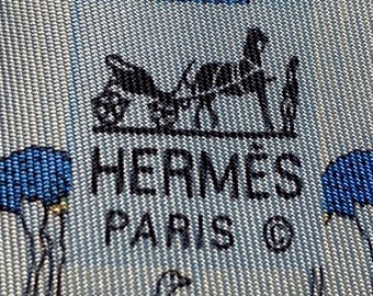 Hermes stropdas 7636 TA “Struisvogel” 100% zijde, lichtblauw, nieuw zonder prijskaartjes