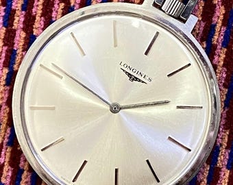 Reloj de bolsillo Longines de los años 70 con esfera plateada con efecto rayos de sol, totalmente funcional.