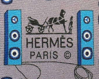 HERMES 645732 PA Corbata de seda con estampado "Speaker" gris Nuevo con etiquetas