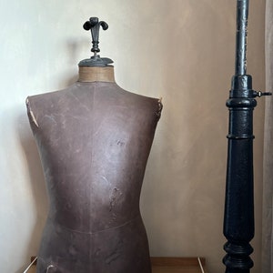 Maniquí de sastre vintage con soporte de madera y cartón Paspop Couturier, década de 1930, Stockman, París