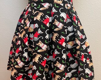 Falda XXS hecha a mano con bolsillos. Falda skater plisada de cintura alta y estampada, hecha con tela navideña de Santa Cats.