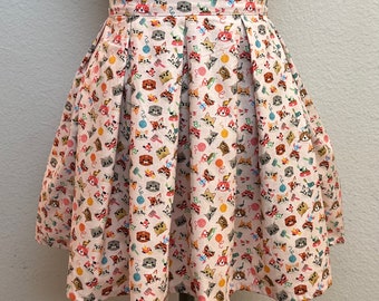 Falda XL hecha a mano con bolsillos. Falda skater plisada de cintura alta y estampada, confeccionada con tela de caras de gato rosa.