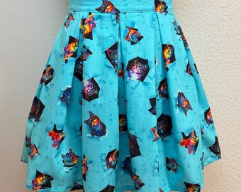 Falda XL hecha a mano ¡con bolsillos! Falda skater plisada de talle alto estampada con gatos arcoíris sobre tela azul.