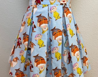 XS Handgemachter ROCK mit TASCHEN! Bedruckter Faltenrock mit hoher Taille, hergestellt aus Disney Schneewittchen und den sieben Zwergen