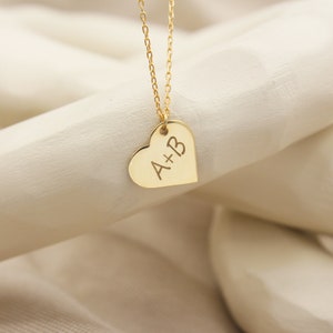 Collar con letra de corazón, collar con letra grabada en forma de corazón, collar de pareja, collar con inicial, collar con corazón grabado personalizado, regalo de San Valentín