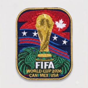以下が含まれることがあります： 緑色の地球儀の上に配置された金色のFIFAワールドカップトロフィーが特徴の長方形の刺繍ワッペン。赤い背景に白いカエデの葉、白い星が描かれた青いリボン、そしてFIFA WORLD CUP 2026 CAN MEX USAという文字がデザインされています。