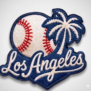 Könnte beinhalten: Gestickter Aufnäher mit einem Baseball und einer Palme. Der Baseball ist weiß mit roten Nähten. Die Palme und der Text "Los Angeles" sind blau mit weißen Akzenten. Der Aufnäher hat einen blauen Rand.