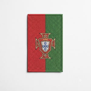 Peut inclure: Un écusson rectangulaire brodé représentant le drapeau du Portugal avec une division verticale rouge à gauche et verte à droite. Au centre figurent les armoiries nationales avec les lettres F.P.E. en or sur un écusson rouge.