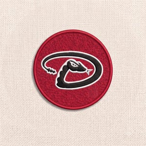 Peut inclure: Un écusson brodé circulaire avec un fond rouge et une bordure rouge foncé. Au centre, un serpent noir est enroulé en forme de lettre D, souligné de blanc, avec une langue fourchue blanche et un détail d'œil pointu et anguleux.