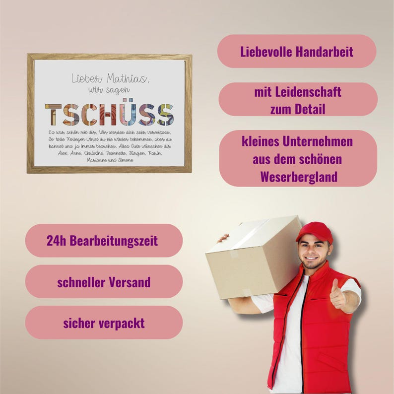 May include: A framed print with the text "Lieber Mathias, wir sagen TSCH&Uuml;SS" and a message about saying goodbye. The print is surrounded by a white frame and has a light wood background. The print is on a white surface. Below the print are four pink buttons with the text "24h Bearbeitungszeit", "schneller Versand", and "sicher verpackt". A person wearing a red vest and a red cap is holding a brown box. The person is smiling and giving a thumbs up. The background is white.