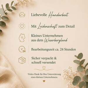May include: A beige informational graphic featuring gold icons and text in German: Liebesvolle Handarbeit, Mit Leidenschaft zum Detail, Kleines Unternehmen aus dem Weserbergland, Bearbeitungszeit ca. 24 Stunden, Sicher verpackt & schnell versendet, Vielen Dank f&uuml;r Ihre Unterst&uuml;tzung eines kleinen Unternehmens.