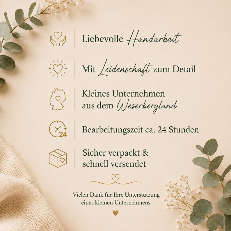 May include: A beige informational graphic featuring gold icons and text in German: Liebesvolle Handarbeit, Mit Leidenschaft zum Detail, Kleines Unternehmen aus dem Weserbergland, Bearbeitungszeit ca. 24 Stunden, Sicher verpackt & schnell versendet, Vielen Dank f&uuml;r Ihre Unterst&uuml;tzung eines kleinen Unternehmens.