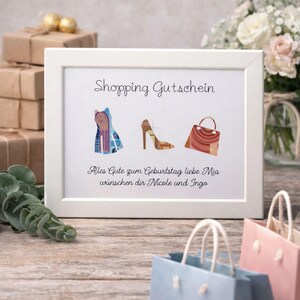Könnte beinhalten: Ein weißer rechteckiger Rahmen mit einem Druck, der den Text Shopping Gutschein, ein blau gemustertes Kleid, einen braunen High-Heel-Schuh und eine braune Handtasche sowie den Text Alles Gute zum Geburtstag liebe Mia wünschen dir Nicole und Ingo zeigt.
