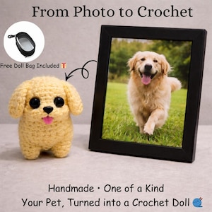 Op de afbeelding: Een gehaakte gele hond met zwarte ogen en een roze tong, naast een ingelijste foto van een golden retriever. De afbeelding bevat de tekst "From Photo to Crochet" en "Your Pet, Turned into a Crochet Doll."