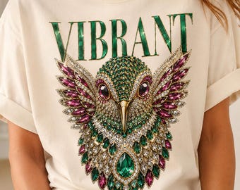 Descarga digital de un vibrante colibrí en formato PNG, imágenes prediseñadas de aves enjoyadas y diseños de sublimación con diamantes de imitación verdes y rosas.