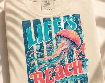 Descarga digital Lifes A Beach PNG, diseño de sublimación de medusas de verano, imágenes prediseñadas de camisetas de playa oceánica, vacaciones costeras tropicales PNG, archivo marino