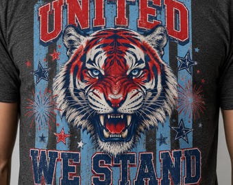 Descarga digital United We Stand Tiger PNG, diseño de camiseta patriótica del 4 de julio, clipart de tigre del orgullo estadounidense, camiseta americana PNG