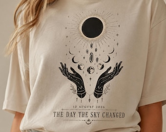 Digitale Sonnenfinsternis, Aug 12 2026 Sonnenfinsternis Shirt Design, Celestial Hands Clipart, Boho Mond Astrologie T-Shirt