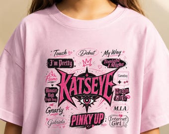 KATSEYE キッズシャツ、ピンキーアップグラフィックTシャツ、K-POPガールズグループソングリストTシャツ、Y2Kポップパンクファンギフト、ガールズコンサート衣装