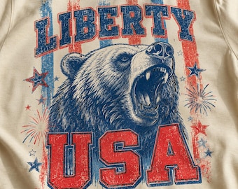 Descarga digital de Liberty Bear PNG, diseño de camiseta patriótica del 4 de julio, clipart de oso de EE. UU., sublimación de la tierra de la libertad