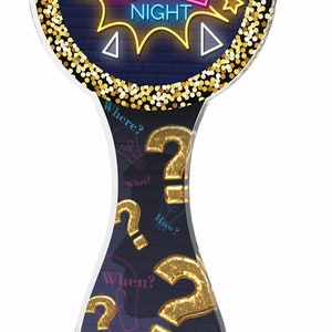 Puede incluir: Un trofeo dorado y negro con una parte superior de plástico transparente. La parte superior presenta un letrero de neón que dice "QUIZ NIGHT" con un fondo de purpurina dorada. La parte inferior del trofeo tiene una base negra y una sección de plástico transparente con signos de interrogación dorados y las palabras "¿Dónde?", "¿Qué?", "¿Cómo?" y "¿Cuándo?"