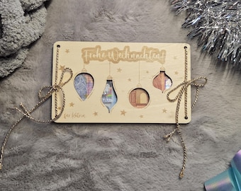 „Geldgeschenk Weihnachten aus Holz-Geschenkverpackung – „Frohe Weihnachten“ – Geldgeschenk mit Weihnachtskugel-Ausschnitten & Goldband