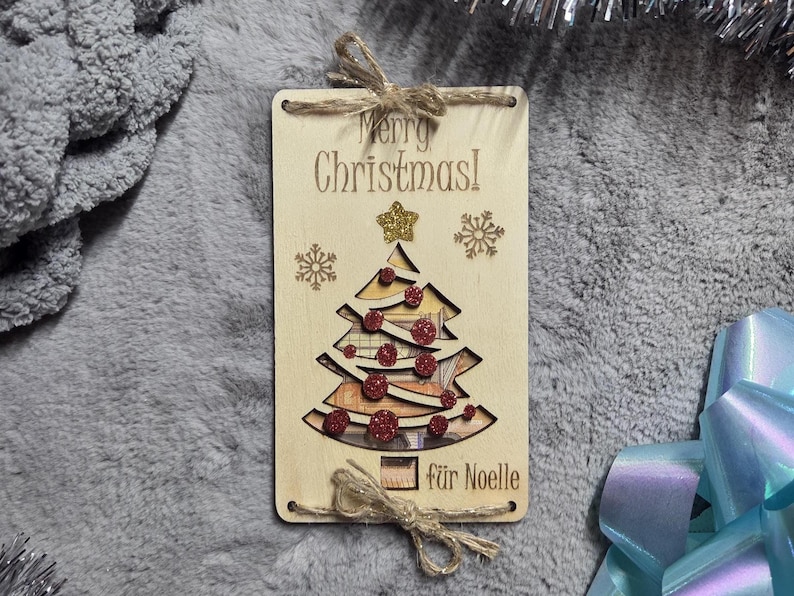 Geldgeschenk Weihnachten personalisiert aus Holz Geschenkverpackung – Schlitten & Tannenbaum – Geldgeschenk Weihnachten Tannenbaum + Glitzer