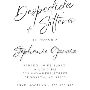 Op de afbeelding: Een zwart-witte uitnodiging voor een bruidsdouche. De uitnodiging luidt "Te Invitamos a la Despedida de Soltera en honor a Stephanie Garcia. Sabado, 16 de Junio a las 3 PM 555 Anywhere Street Brooklyn, NY 55555 RSVP: Jocelyn - 555.555.555 Registro en Amazon y Macy's"