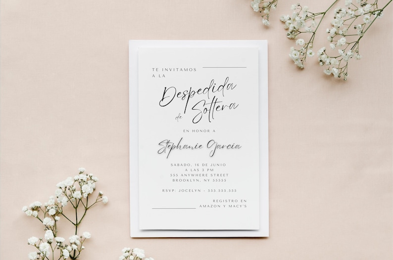 Op de afbeelding: Een witte kaart met zwarte tekst die een bruidsdouche voor Stephanie Garcia aankondigt. De tekst luidt "Te Invitamos a la Despedida de Soltera de en honor a Stephanie Garcia" en bevat de datum, tijd, locatie, RSVP-informatie en registratiegegevens.
