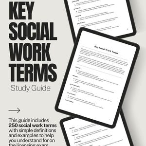 Puede incluir: Una guía de estudio titulada "Key Social Work Terms" con texto sobre un fondo claro. La guía incluye 250 términos de trabajo social con definiciones y ejemplos. Tres tabletas muestran el contenido de la guía, con el título y el texto de la guía de estudio en un lugar destacado.