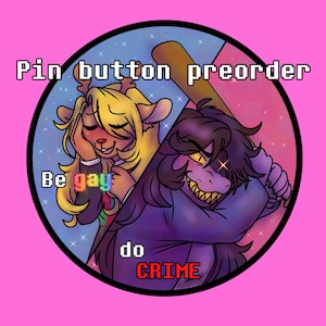 Pode incluir: Botão de alfinete redondo com uma ilustração de desenho animado de dois personagens abraçando-se, em um fundo azul e rosa. O texto diz "Pin button preorder", "Be gay" em cores do arco-íris e "do CRIME" em vermelho.