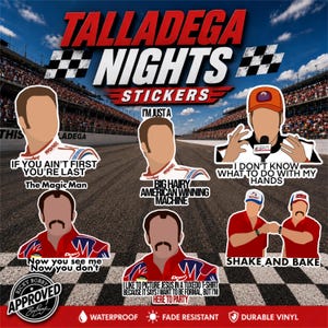 Puede incluir: Una colecci&oacute;n de pegatinas de Talladega Nights con ilustraciones de personajes estilizados y citas como If You Ain't First You're Last, I Don't Know What To Do With My Hands, Shake And Bake y Big Hairy American Winning Machine.