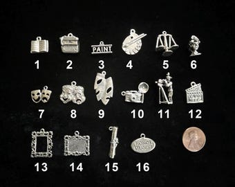 Amuletos vintage de plata esterlina con motivos de arte, cultura y literatura: libro, máquina de escribir, paleta de artista, marcos, diploma, estudiante de honor, camarógrafo, claqueta.
