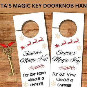 以下が含まれることがあります： サンタクロースとトナカイの赤と金のデザインが施された白いドアノブハンガー2つ。ハンガーには「サンタの魔法の鍵」と「煙突のない我が家へ」という文字が書かれています。