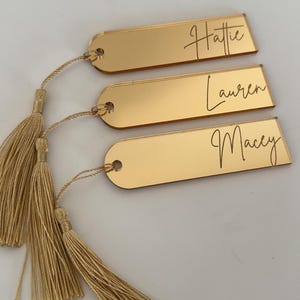 Gepersonaliseerde naamkaartjes van acryl, gespiegelde plaatskaarten voor bruiloften of feesten, gouden gespiegelde placemats. acrylgegraveerde kaarten
