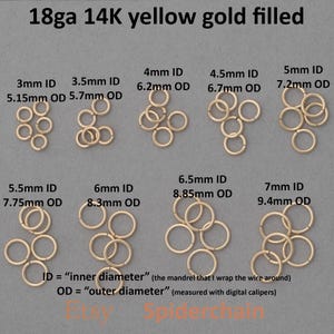 以下が含まれることがあります： 18ga 14Kイエローゴールドフィルドの様々なサイズの丸カンをクローズアップ。サイズは内径3mmから7mm、外径5.15mmから9.4mm。画像にはIDとODの測定値が記載されています。