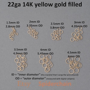 Op de afbeelding: Een verzameling 22-gauge, 14K geelgoud gevulde sprongringen. De afbeelding toont ringen met binnendiameters van 1,5 mm tot 4,5 mm en buitendiameters van 2,8 mm tot 6 mm. Tekst geeft binnen- en buitendiameter metingen aan.