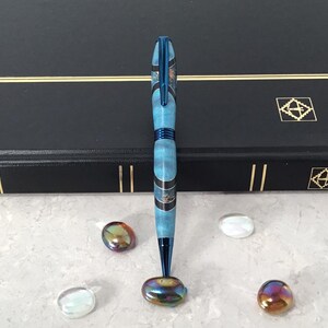 Stylo exclusif tourné à la main avec garniture en titane bleu et loupe d'érable stabilisée