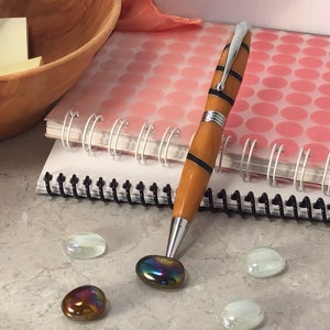 Goldener Swirl Stift – Handgefertigter Drehstift mit silbernem Akzent – Einzigartiges Geschenk für Autoren, Profis oder Chefs