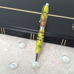 Einzigartiger Pinecone Harzschreibstift - Gelbes Harz mit grünen Akzenten, perfektes Geschenk für Naturliebhaber